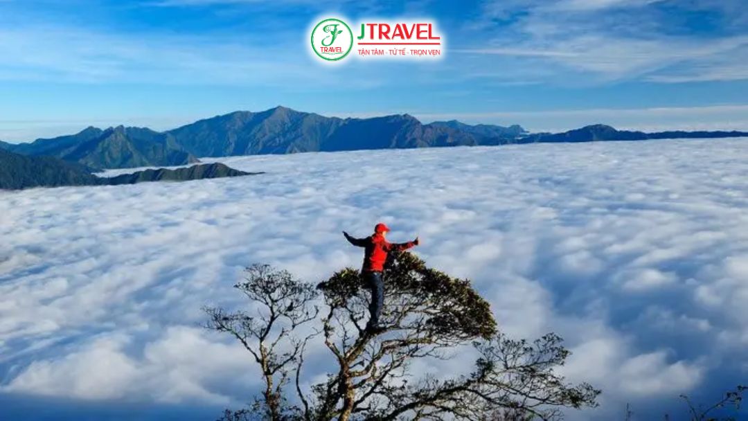 Tà Xùa nơi biển mây trải dài trên các dãy núi