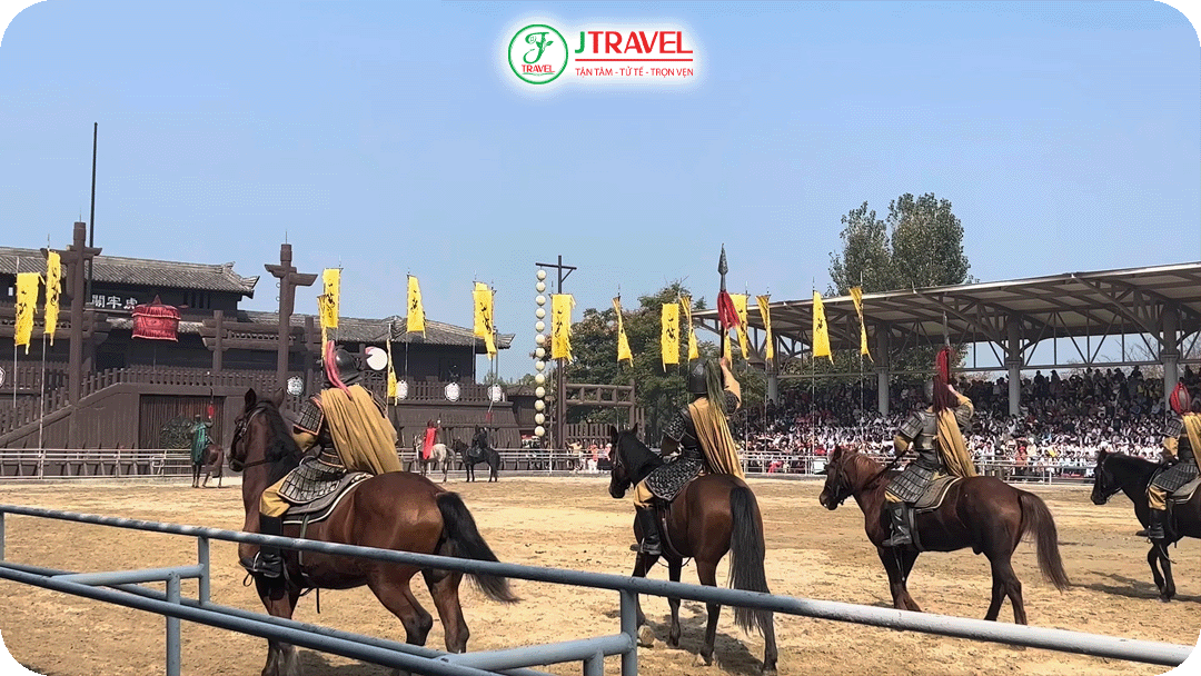 Điểm nhấn đặc biệt tại Tam Quốc Thành là các buổi trình diễn Tam Anh chiến Lữ Bố