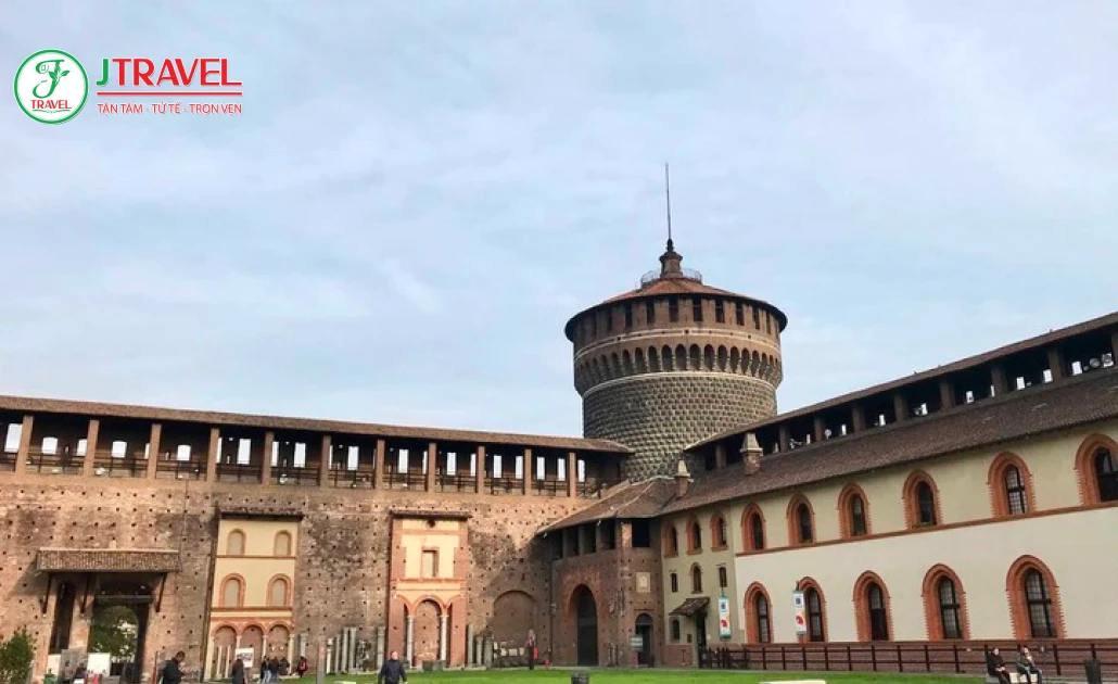 Pháo đài Sforzesco cổ kính ở Milan