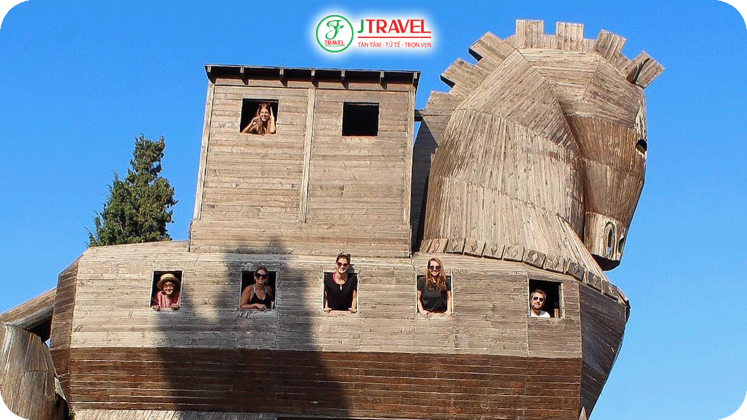 Du khách có thể bước vào bên trong và chụp ảnh như những chiến binh Hy Lạp