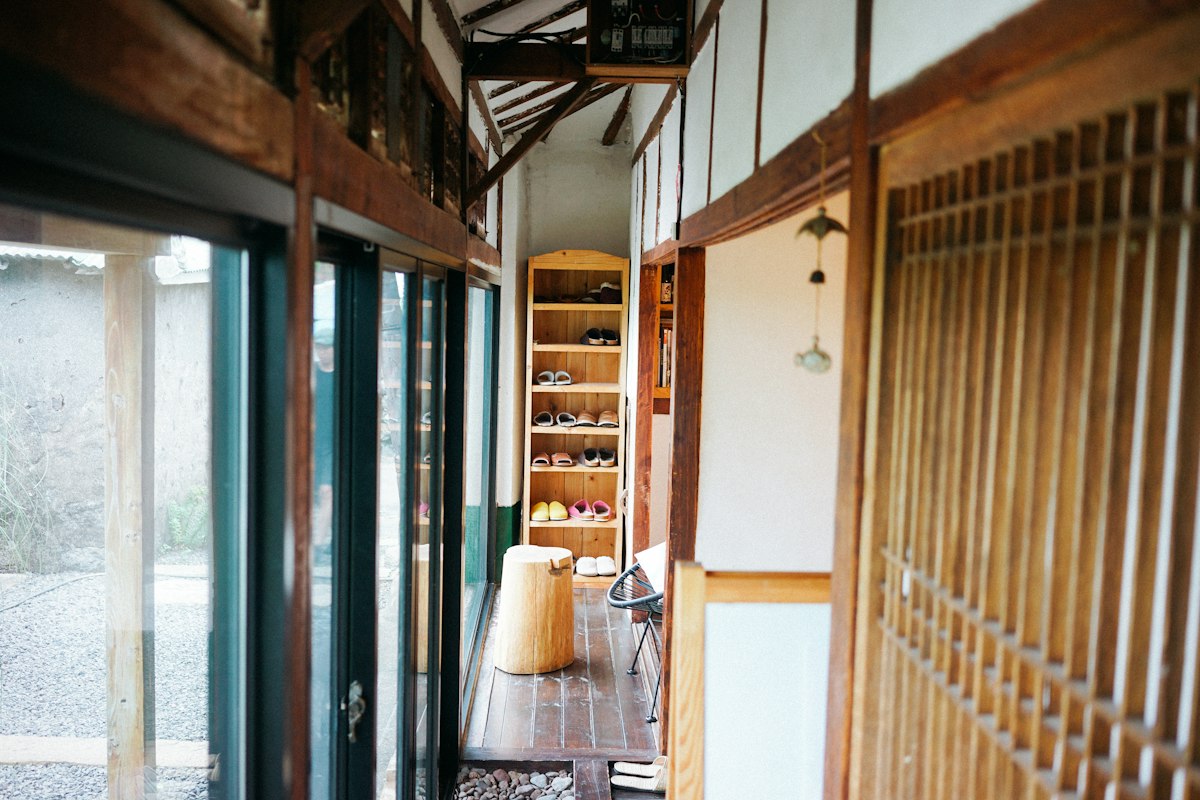 Hành lang gỗ trong một ngôi nhà Hanok