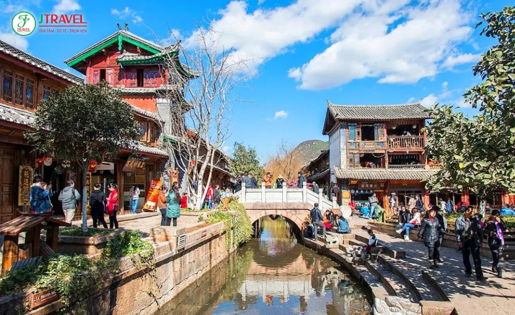 Thành cổ Lệ Giang với ánh nắng vàng