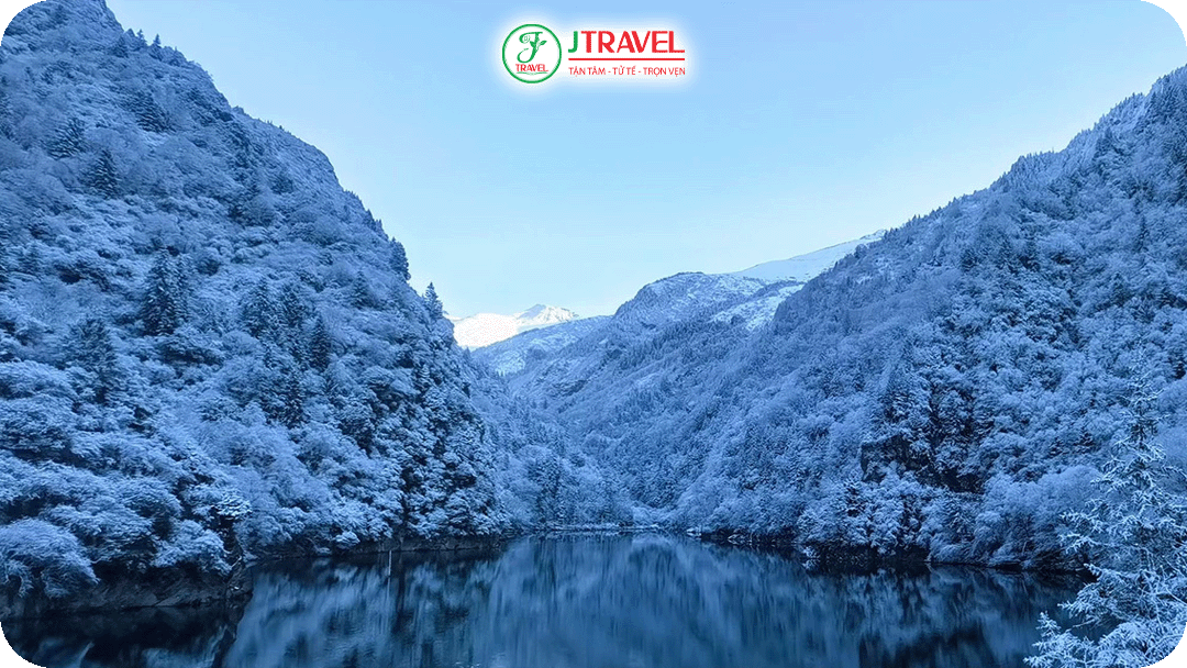 Tùng Bình Câu với hồ nước đóng băng, cây cối đọng sương trắng