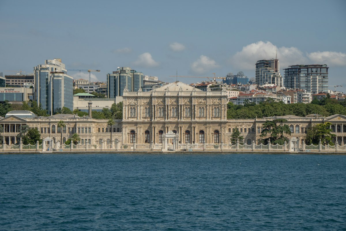 Cung điện Dolmabahçe nhìn từ eo biển Bosphorus