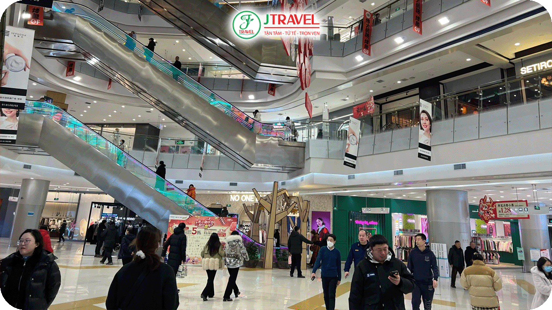 Bạn có thể mua quà lưu niệm tại phố Trung Ương hoặc các khu thương mại