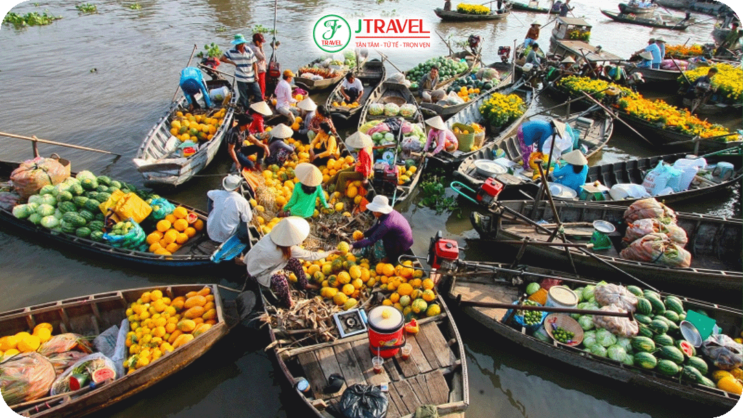 sông Hậu đã nhộn nhịp ghe thuyền chở đầy rau củ quả