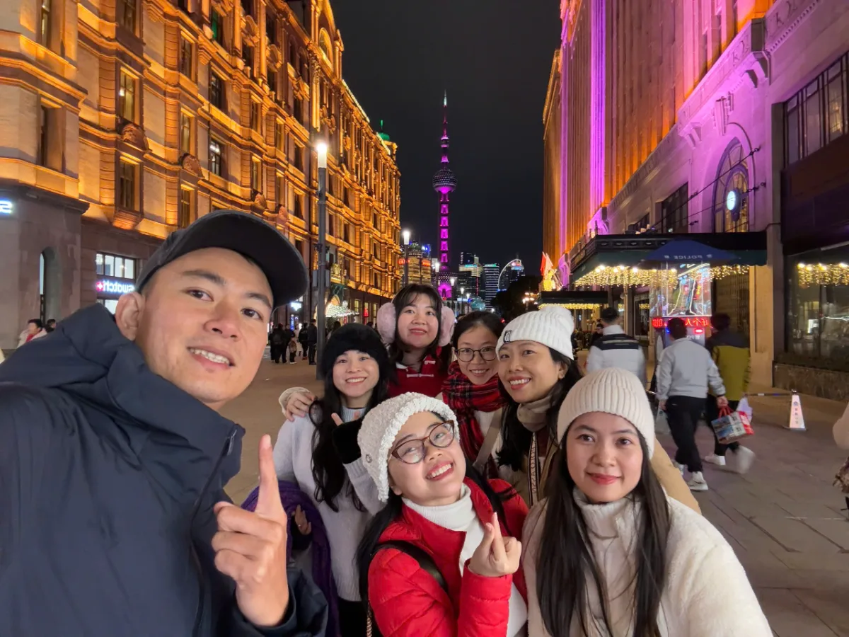 Du khách J Travel dạo phố đêm ở Trung Quốc