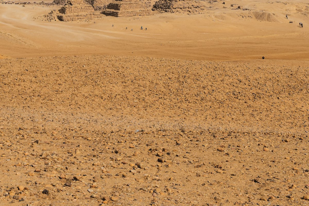 Kim tự tháp Giza giữa sa mạc