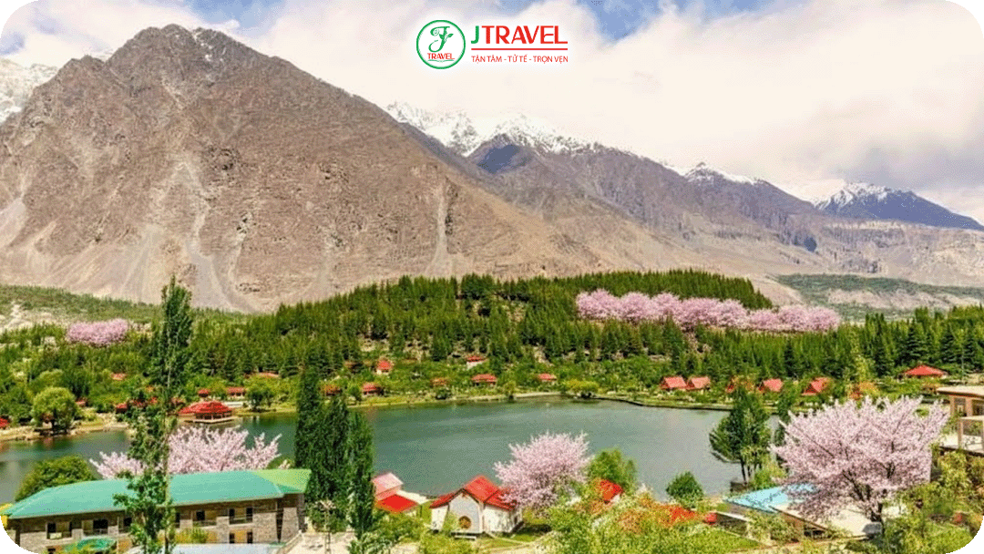 Skardu vào mùa xuân không quá rực rỡ nhưng gây ấn tượng bởi sự tĩnh lặng