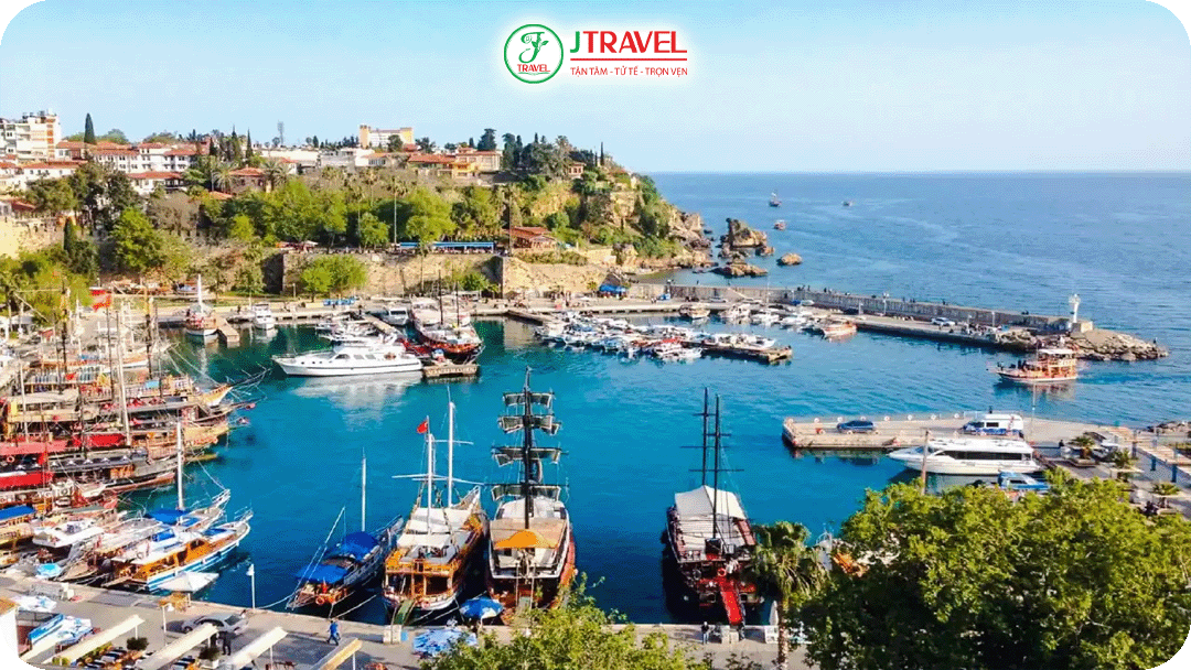 Mùa hè nắng nhiều, thích hợp để tắm biển tại Antalya