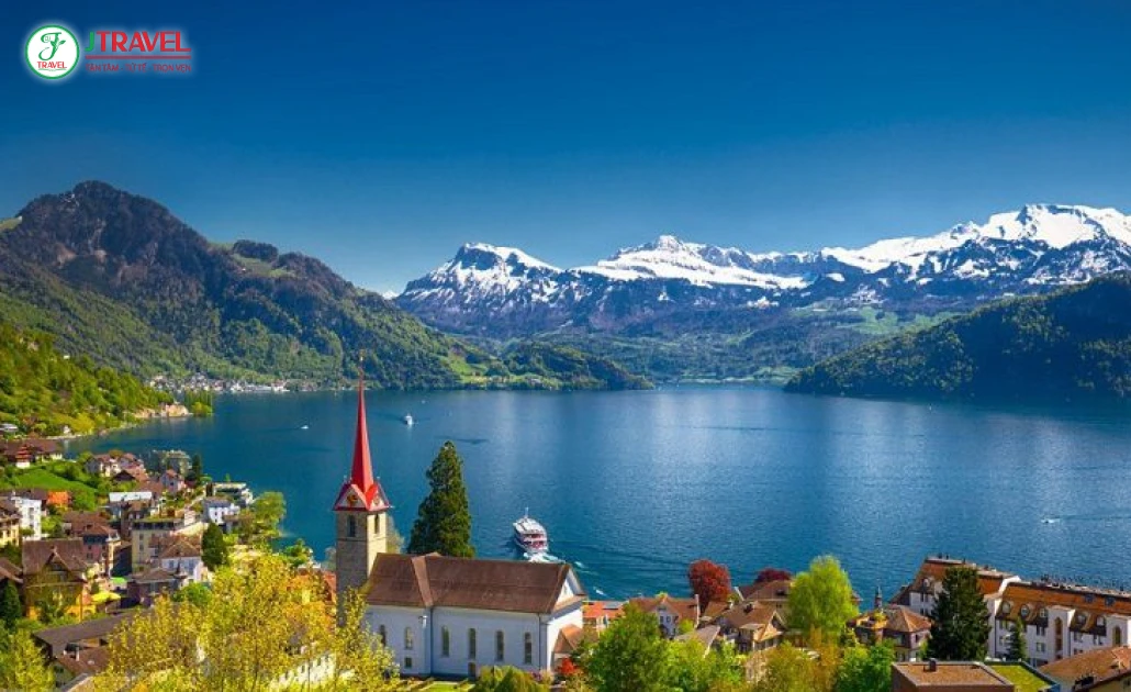 Toàn cảnh thành phố Lucerne bên hồ Lucerne với dãy núi Alps phủ tuyết phía sau