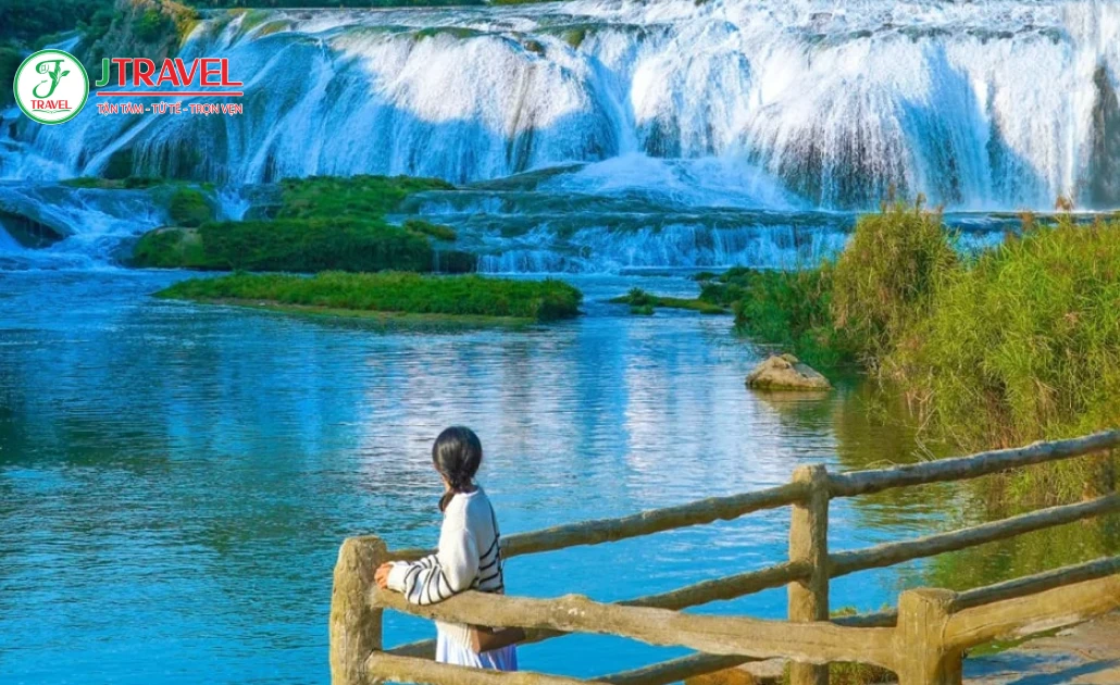 Dòng nước đổ mạnh tại thác Hoàng Quả Thụ