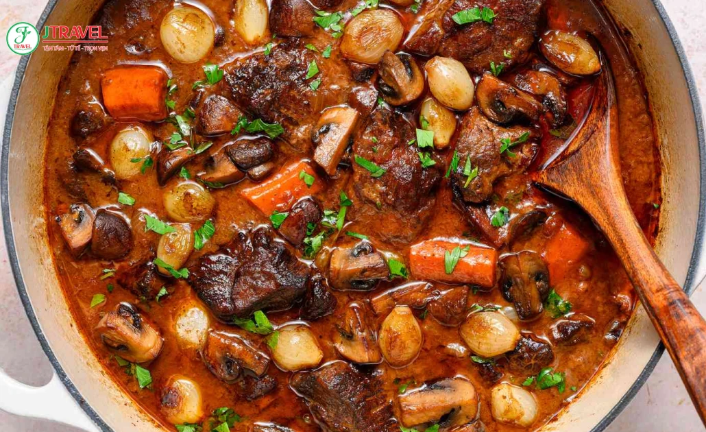 Boeuf Bourguignon hầm chậm với nấm, cà rốt và hành tây