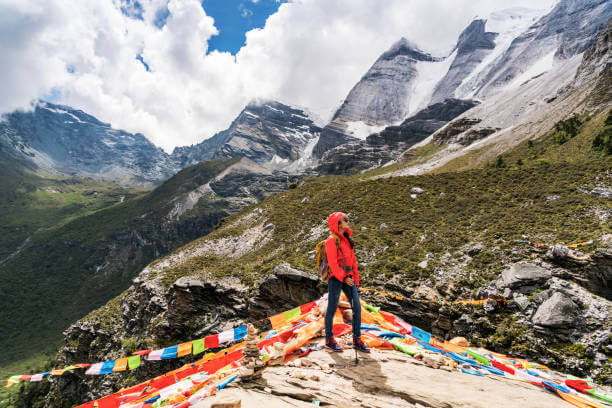 Trekking Đạo Thành Á Đinh với địa hình núi cao và thời tiết lạnh khô