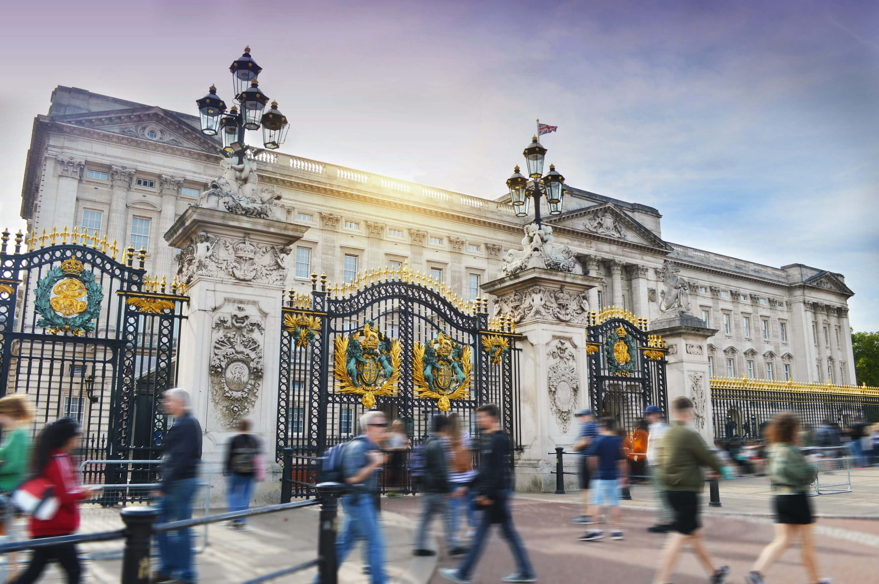 Cung điện Buckingham - Điểm đến du lịch hấp dẫn du khách quốc tế