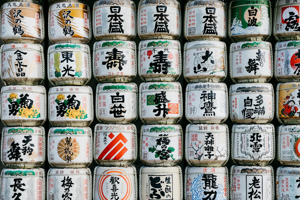 Những thùng rượu sake trang trí với nhãn chữ Nhật