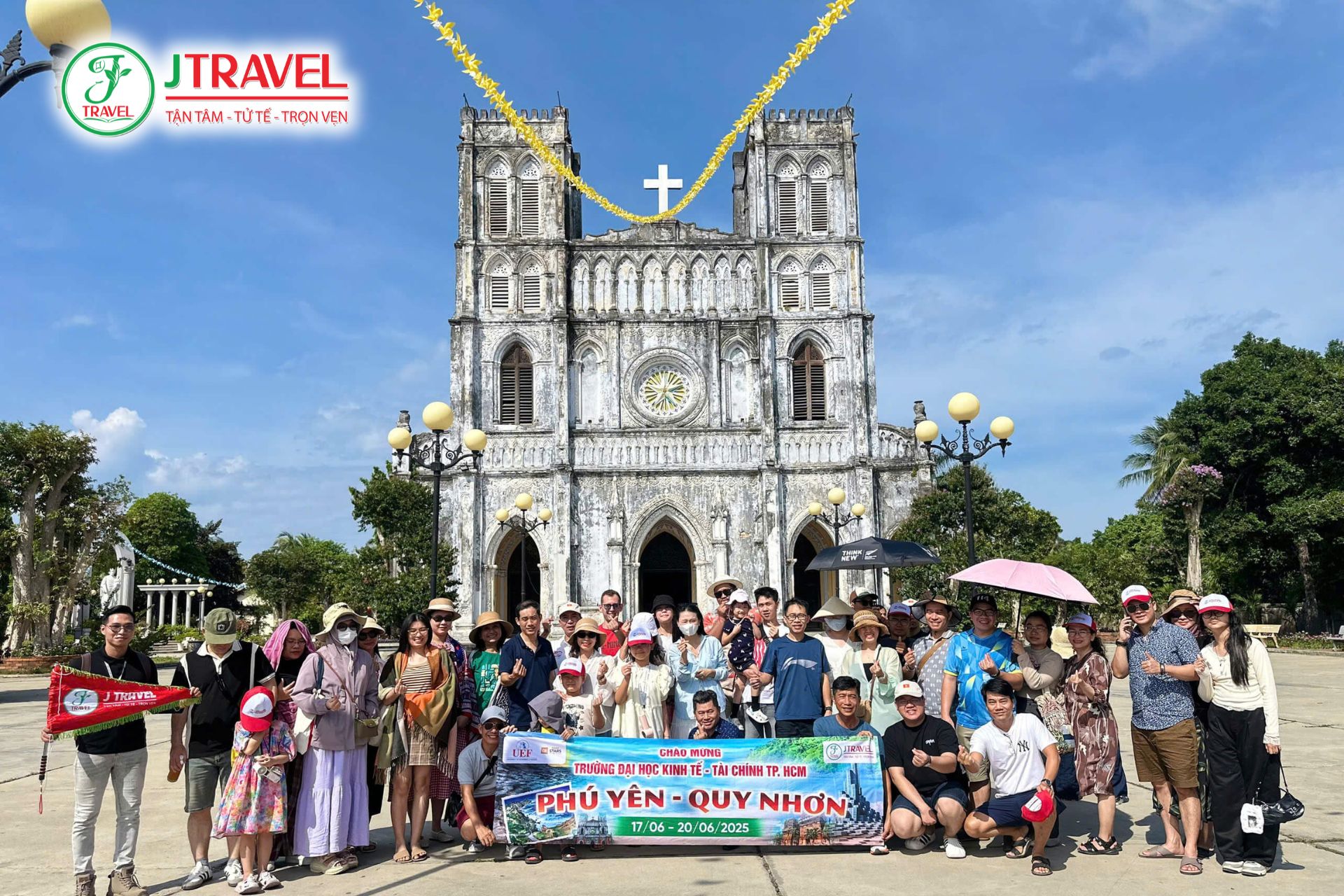 Du khách check-in nhà thờ Mằng Lăng