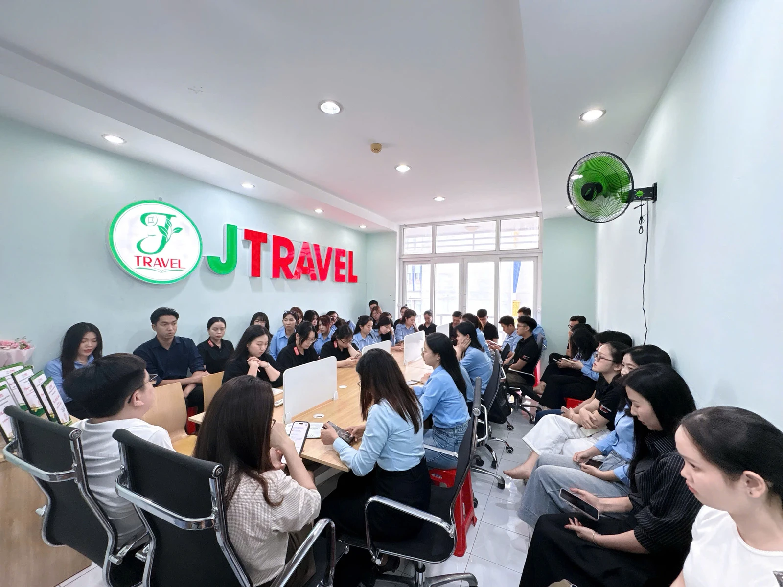 Cuộc họp công bố bổ nhiệm nhân sự J Travel Cuộc họp công bố bổ nhiệm nhân sự tại văn phòng J Travel