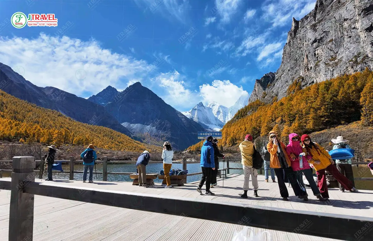 Đoàn khách J Travel trước núi tuyết Á Đinh