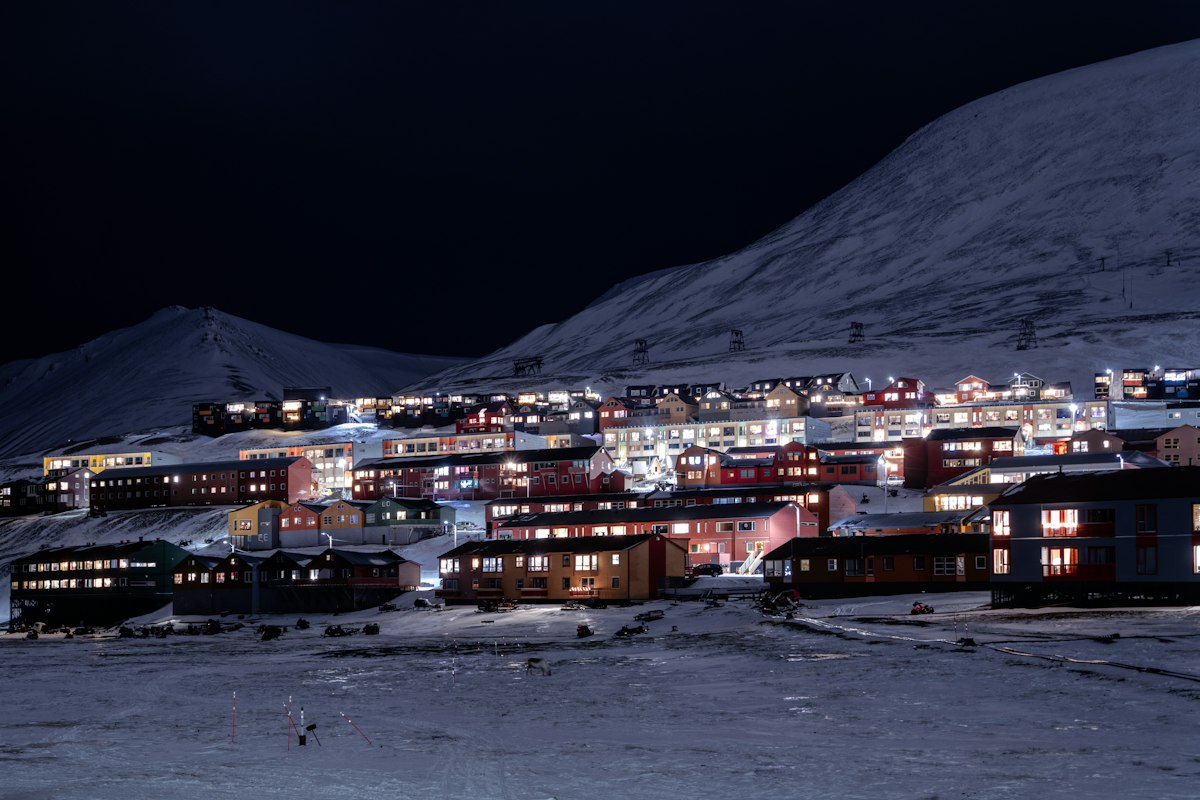 Thị trấn Longyearbyen về đêm giữa núi tuyết