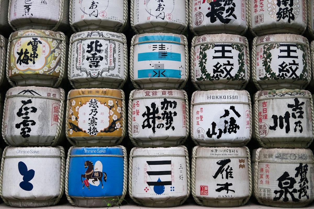 Bức tường thùng rượu sake trang trí thư pháp tại đền Meiji Jingu