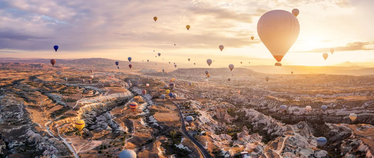 Khinh khí cầu bay trên thung lũng Cappadocia lúc bình minh Khinh khí cầu bay trên thung lũng Cappadocia lúc bình minh