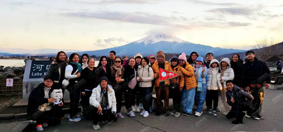 Tour Nhật Bản cùng J Travel: đoàn khách ngắm núi Phú Sĩ