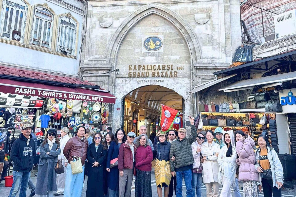 Đoàn khách J Travel trước cổng Grand Bazaar