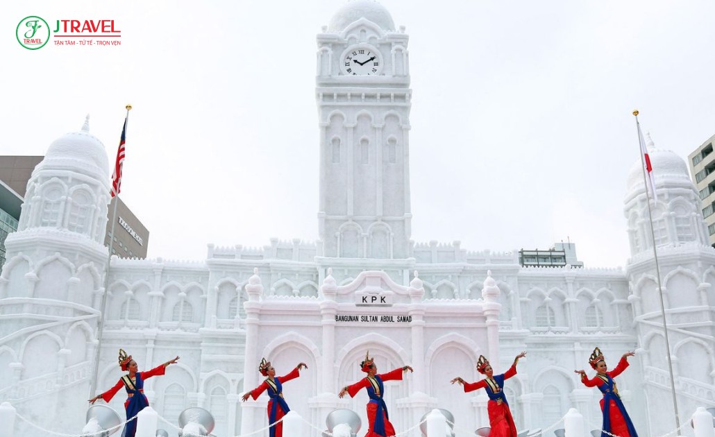 Tượng tuyết khổng lồ tại Lễ hội Tuyết Sapporo