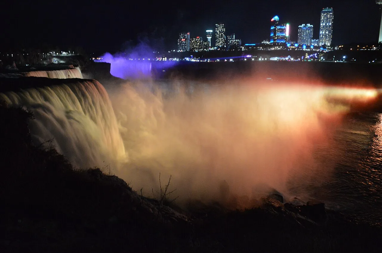 Thác Niagara chiếu đèn màu buổi tối