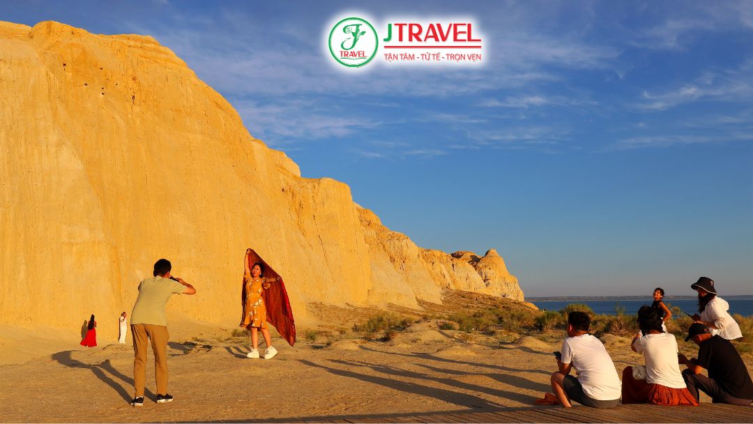 Du khách chụp ảnh tại khối Yadan