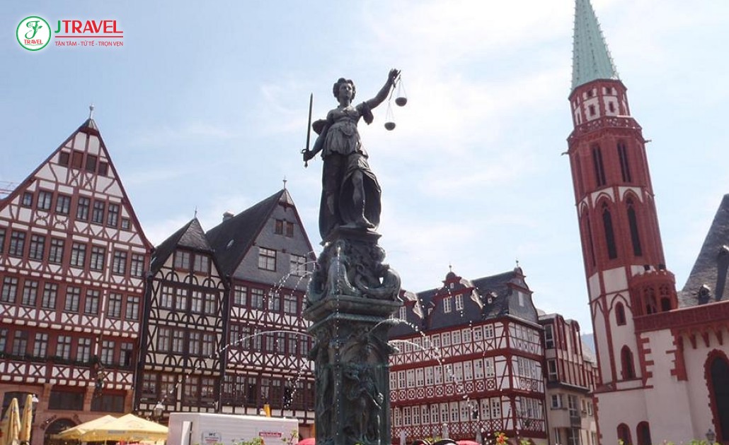 Fountain of Justice tại quảng trường Römerberg