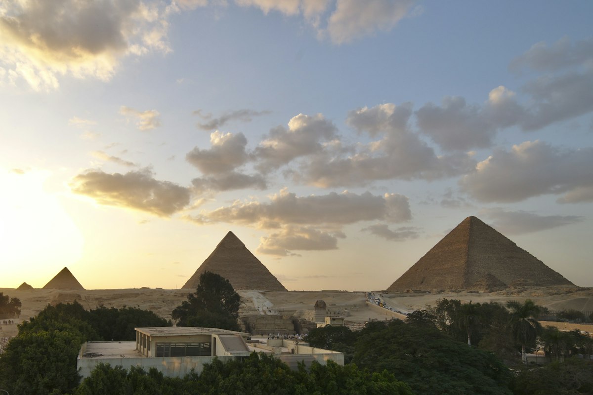Kim tự tháp Giza trong ánh hoàng hôn