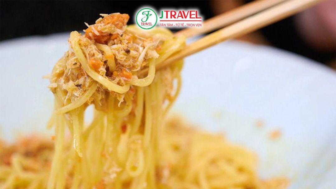 Mỳ cua lông với nước sốt sánh mịn