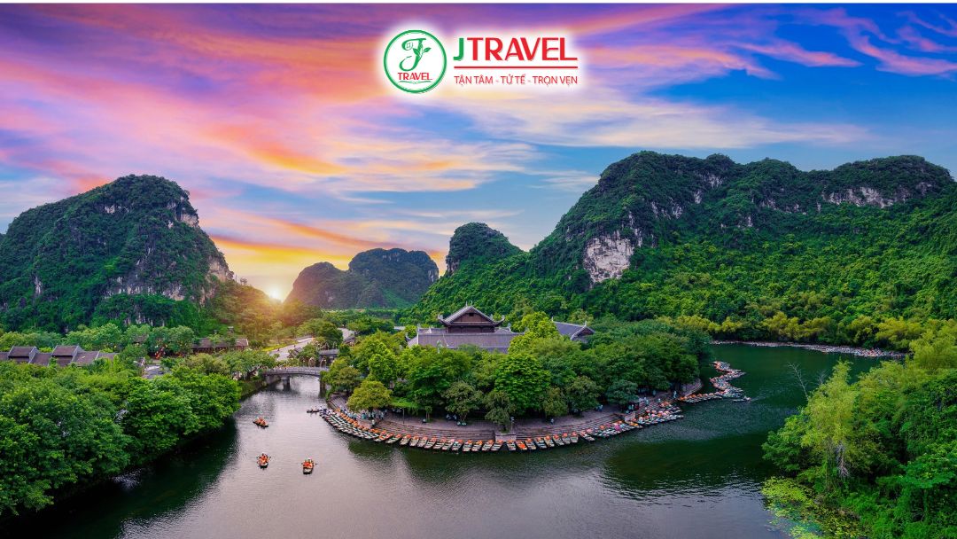 Toàn cảnh khu du lịch Tràng An Ninh Bình với thung lũng xanh mướt