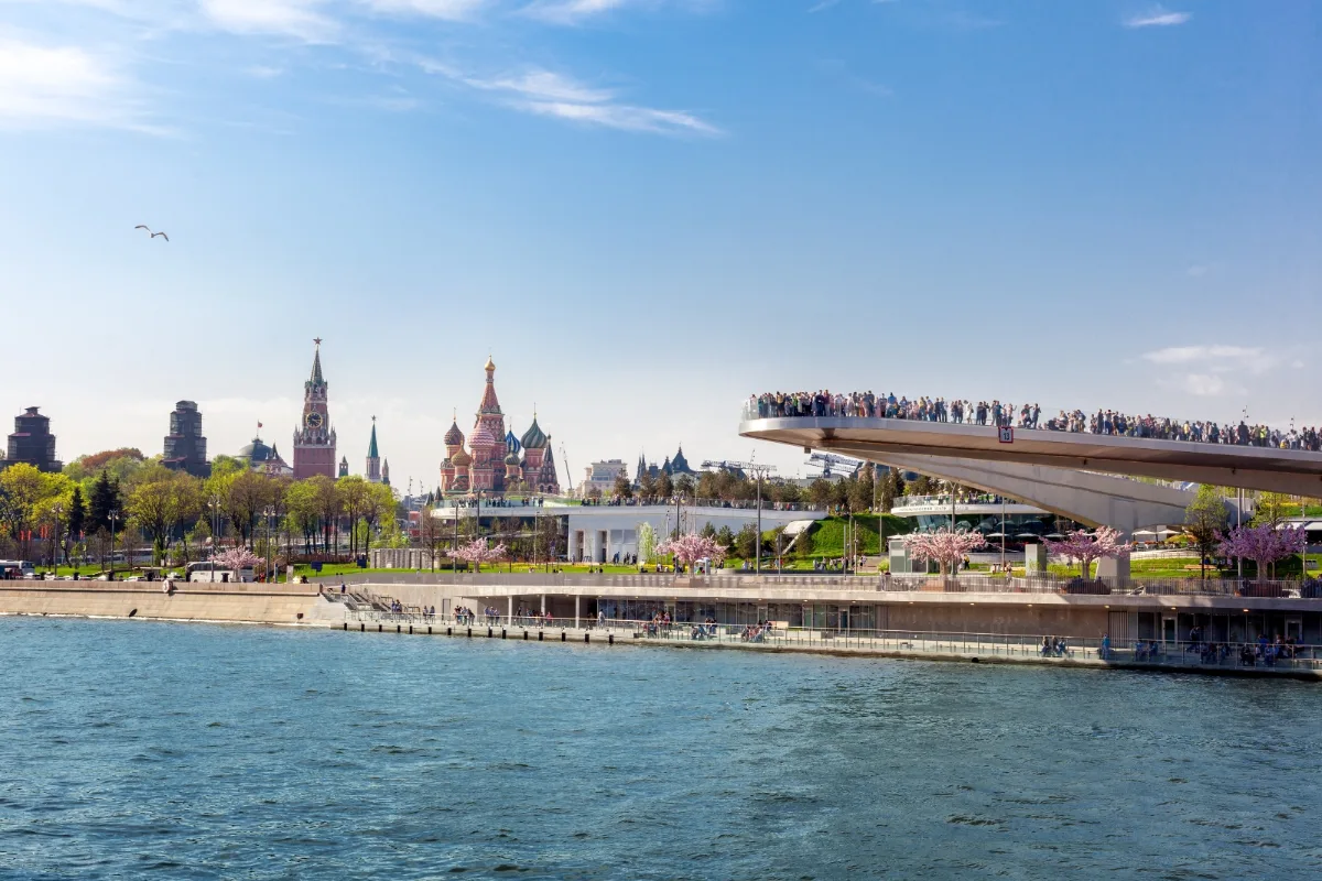 Cây cầu bay trên sông Moskva ở công viên Zaryadye, Moscow