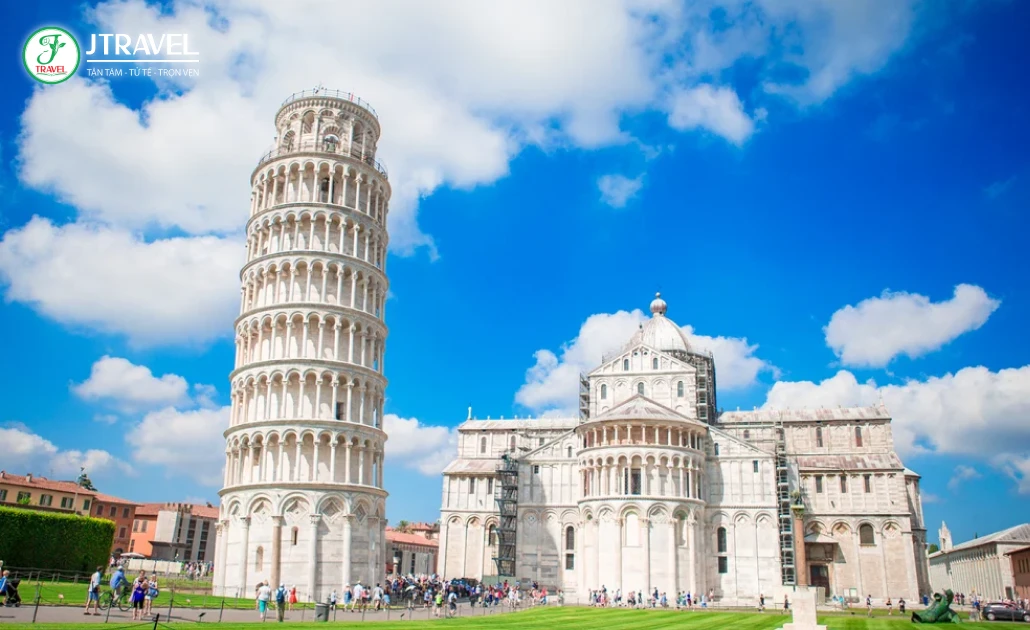 Tháp Pisa với thiết kế nghiêng đặc trưng và lịch sử lâu đời