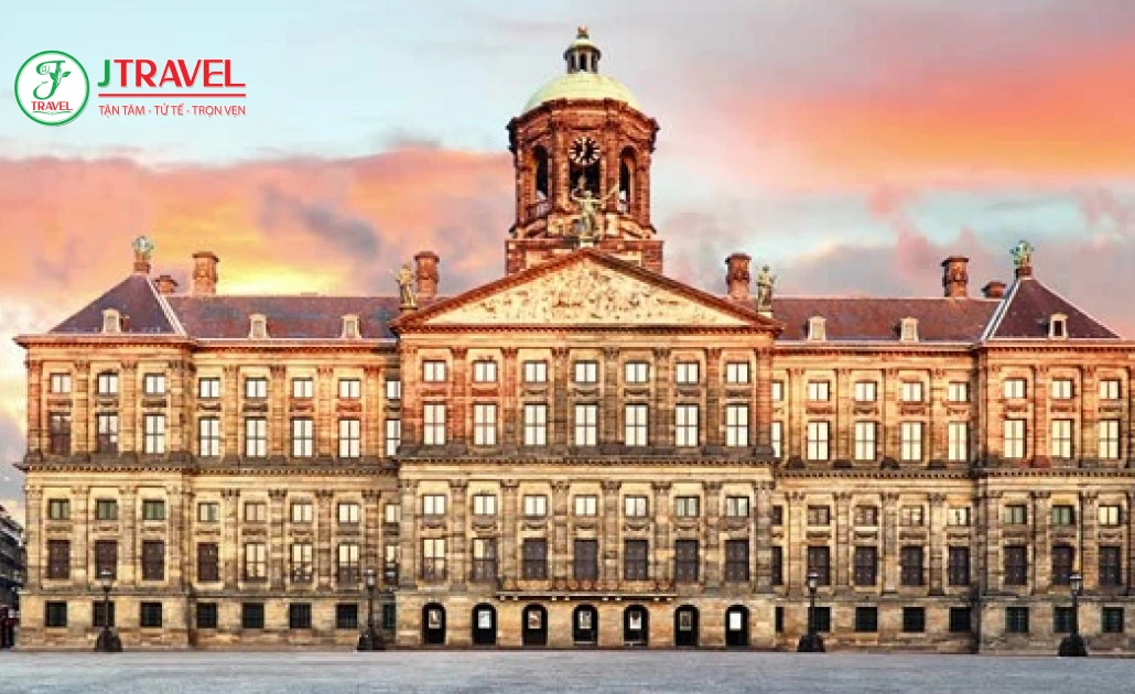 Quảng trường Dam Amsterdam vibe cổ kính pha hiện đại