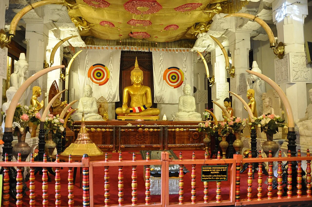 Điện thờ trong đền Răng Phật (Sri Dalada Maligawa), Kandy