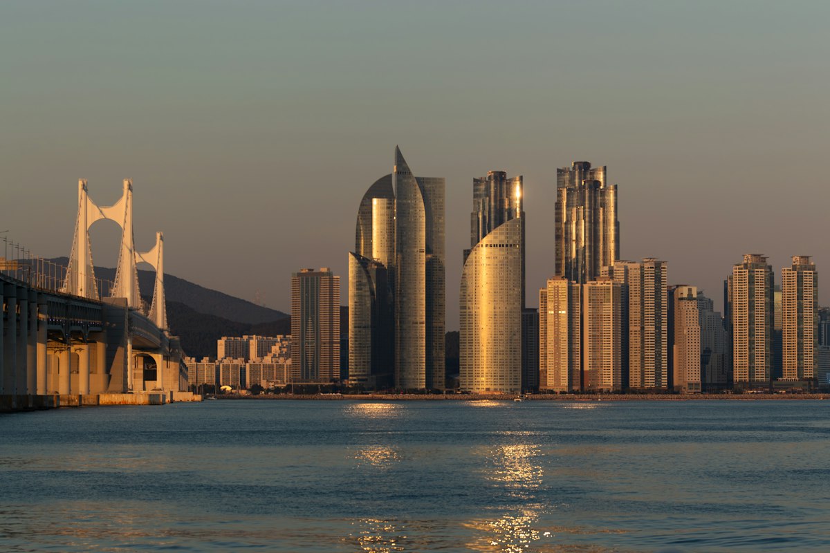 Thành phố Busan bên biển lúc hoàng hôn