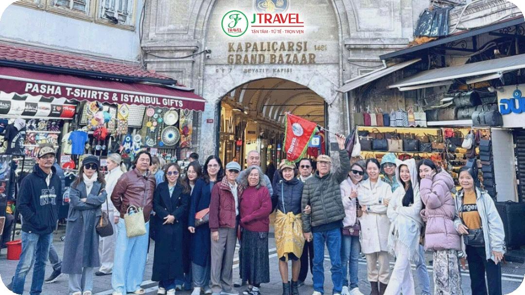 Đoàn tự do tham quan Grand Bazaar - một trong những khu chợ cổ lớn nhất thế giới