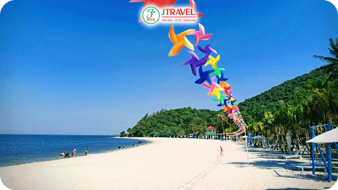 Bãi biển Hà Tiên trong xanh thích hợp cho chuyến du lịch hè miền Tây