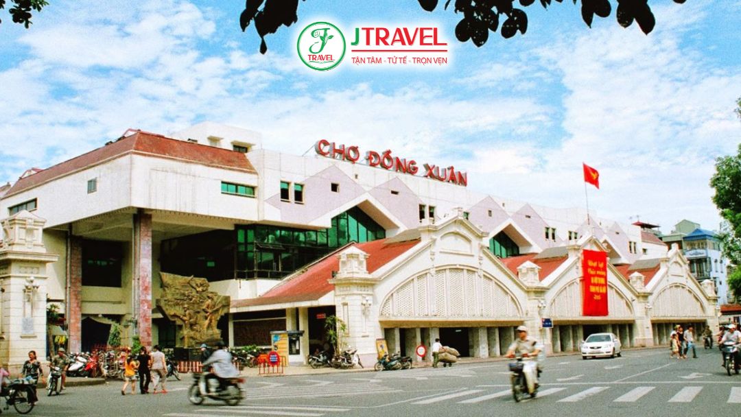 Chợ truyền thống Hà Nội tấp nập người qua lại