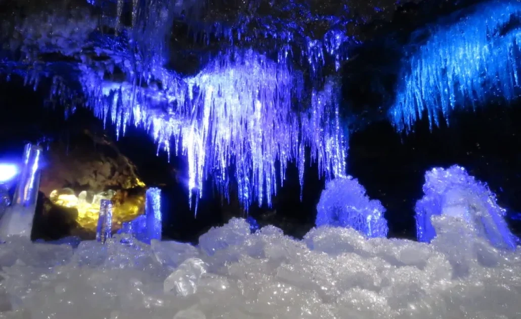 Động băng Narusawa Hyoketsu với trụ băng cao 3–4 mét dưới chân núi Phú S