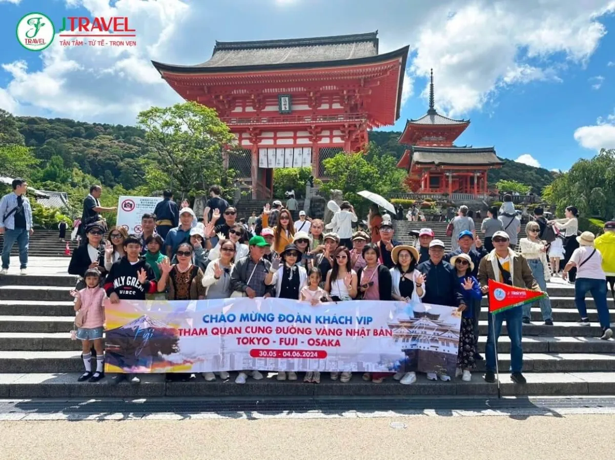Đoàn khách J Travel ở đền chùa Kyoto