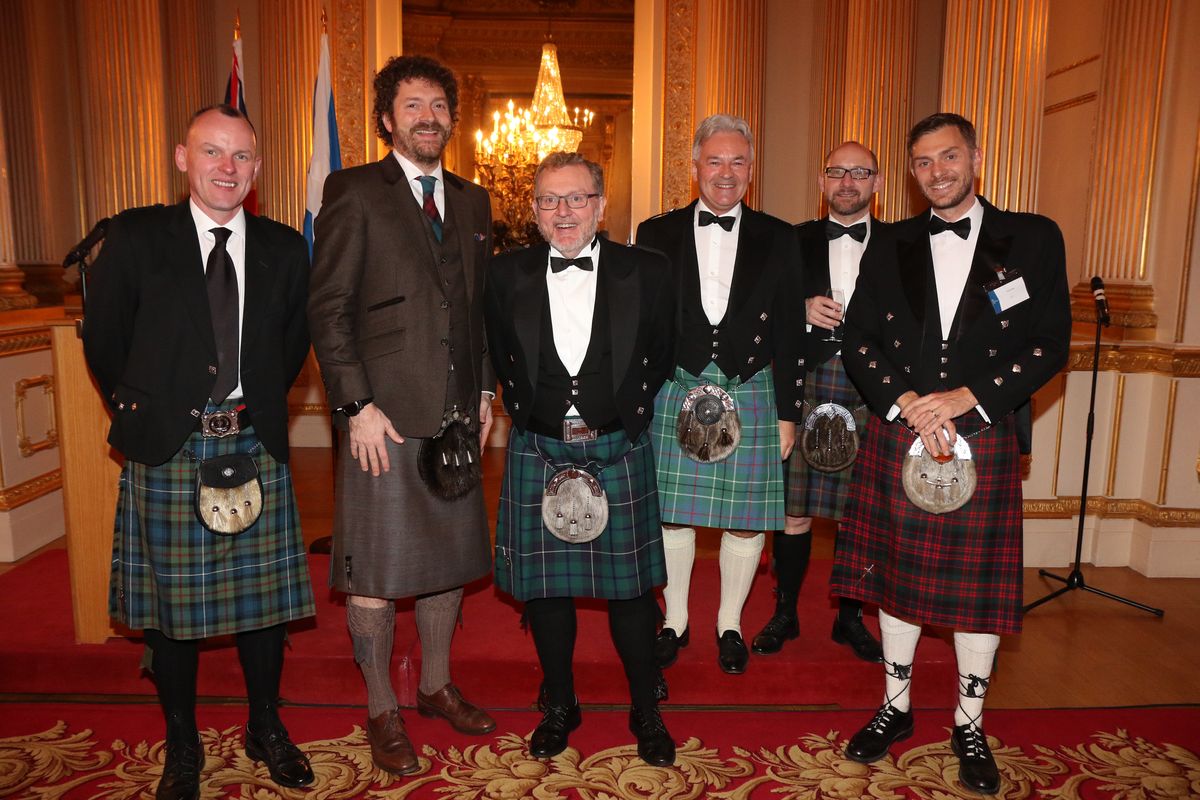 Thực khách mặc váy kilt trong một bữa tiệc Burns Night