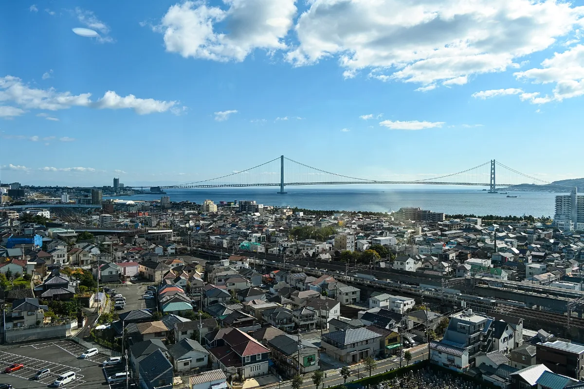 Cầu Akashi Kaikyo nhìn từ bờ biển Maiko
