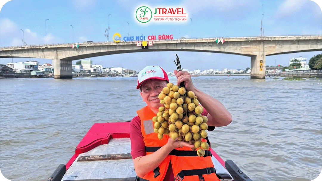 Đoàn khách khám phá chợ nổi Cái Răng Cần Thơ