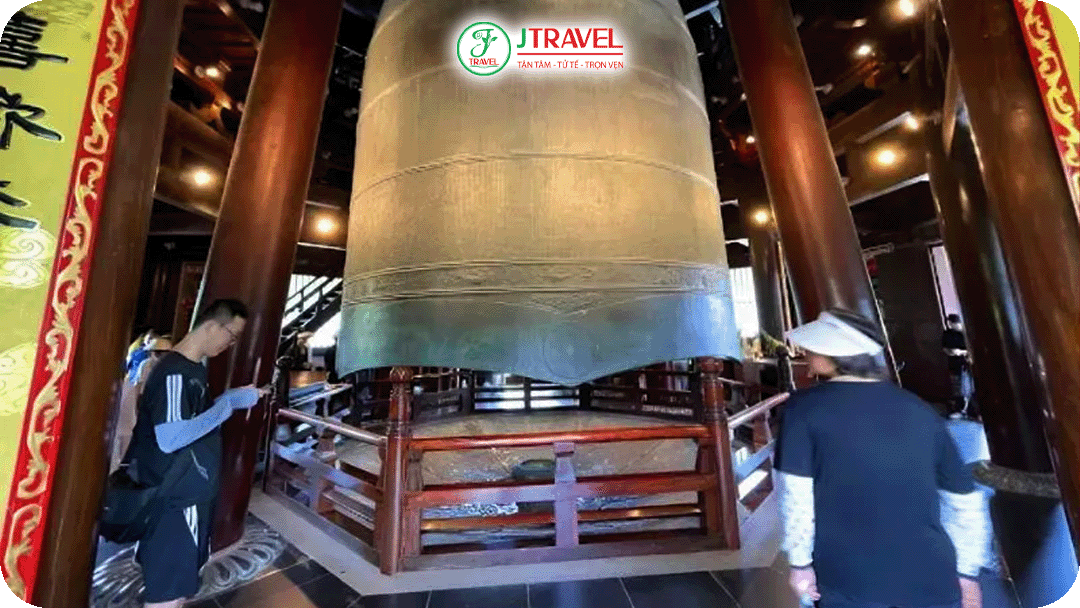 Tháp chuông tại Hàn Sơn Tự là điểm nhấn gây ấn tượng mạnh