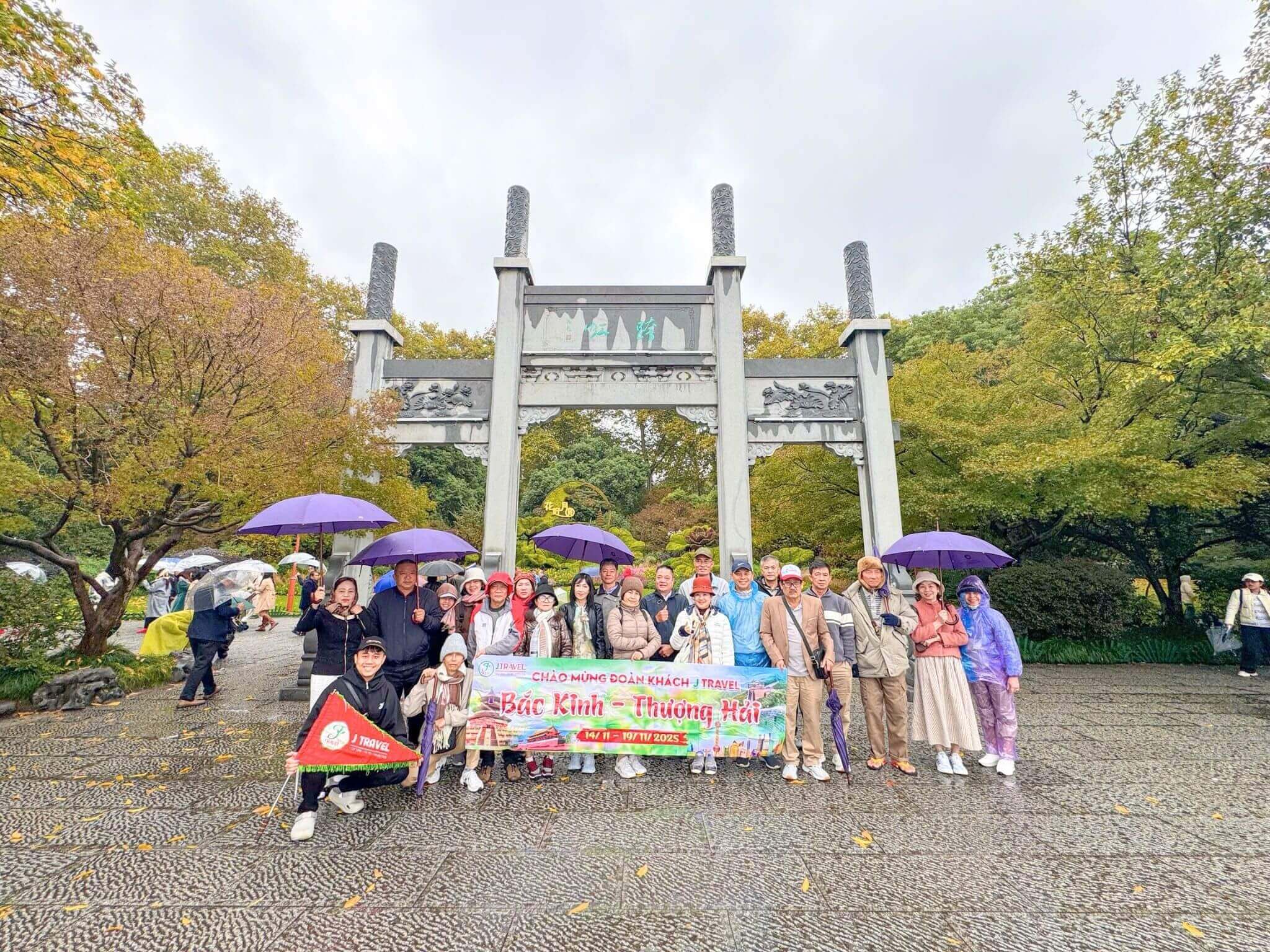 Đoàn khách tham quan tour Thượng Hải - Bắc Kinh của J Travel